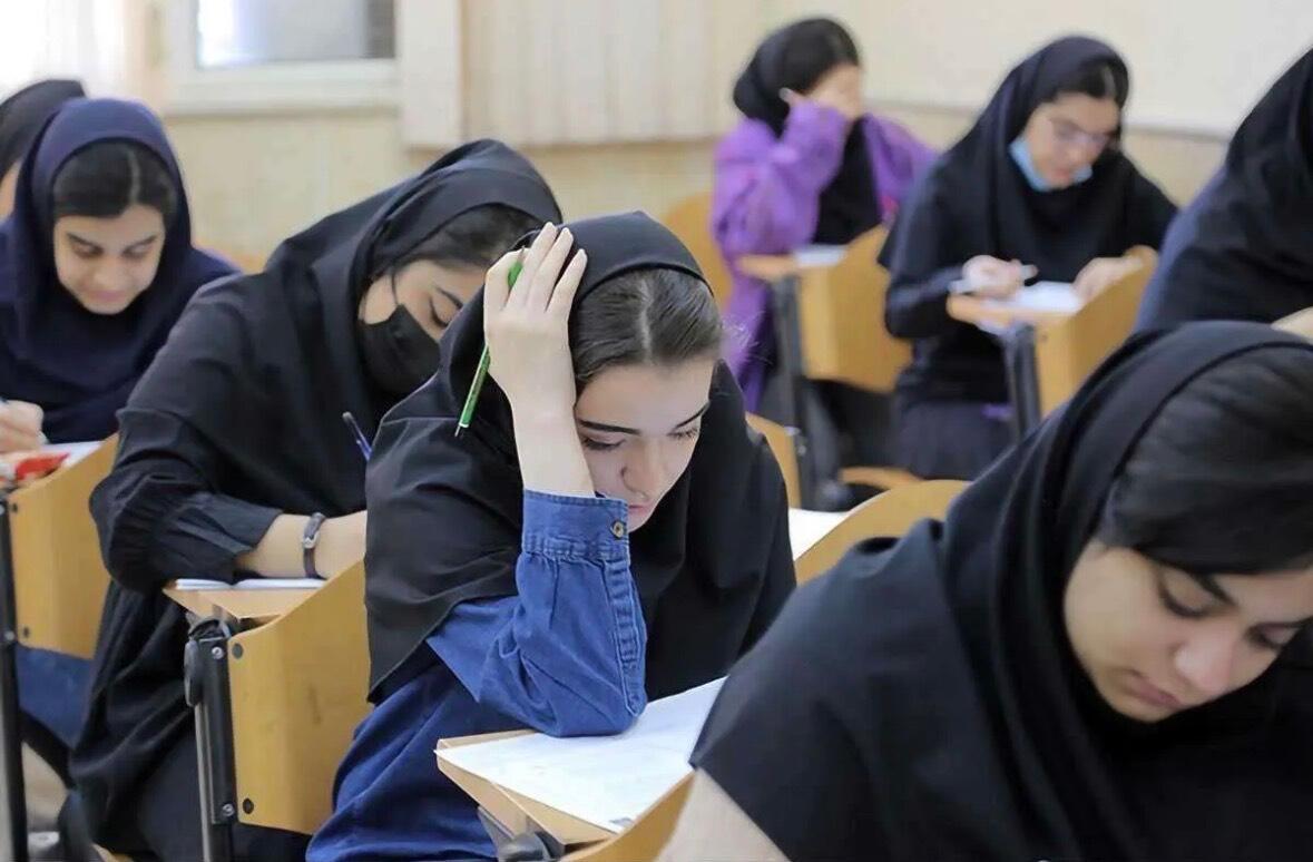 دانشآموزان در جلسه کنکور سراسری 1405