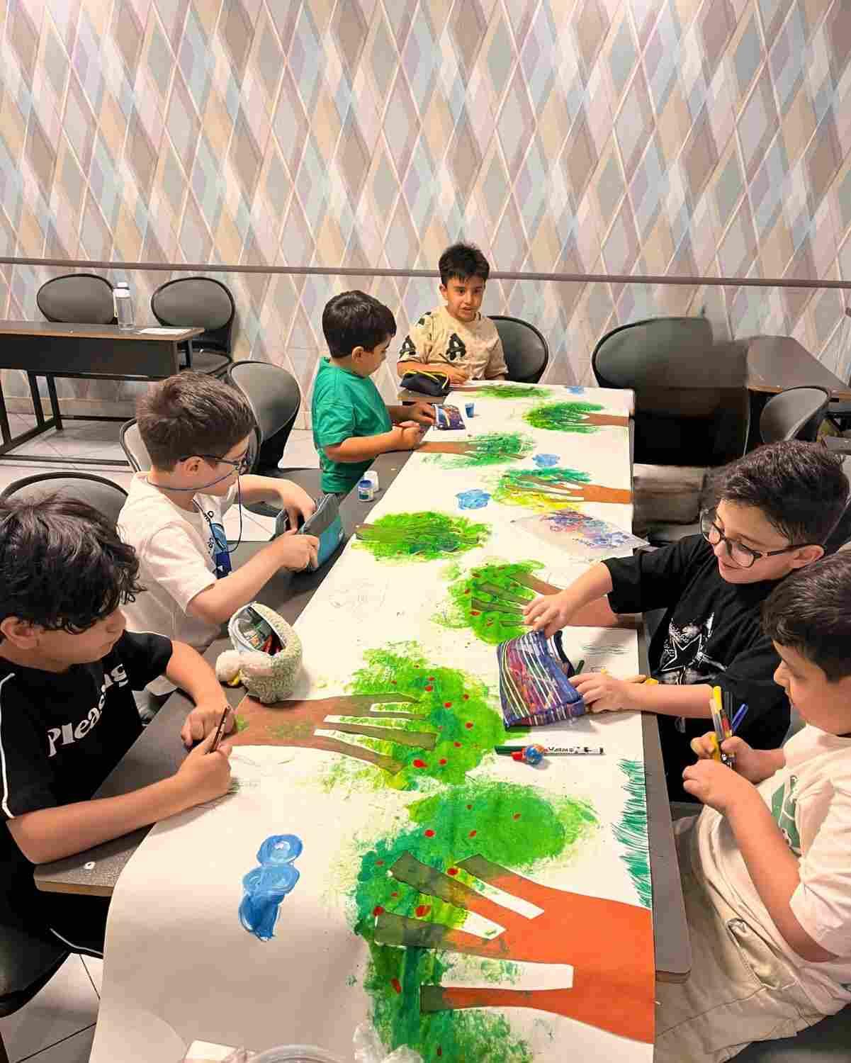 دانش آموزان در حال ساخت کاردستی به صورت خلاقانه