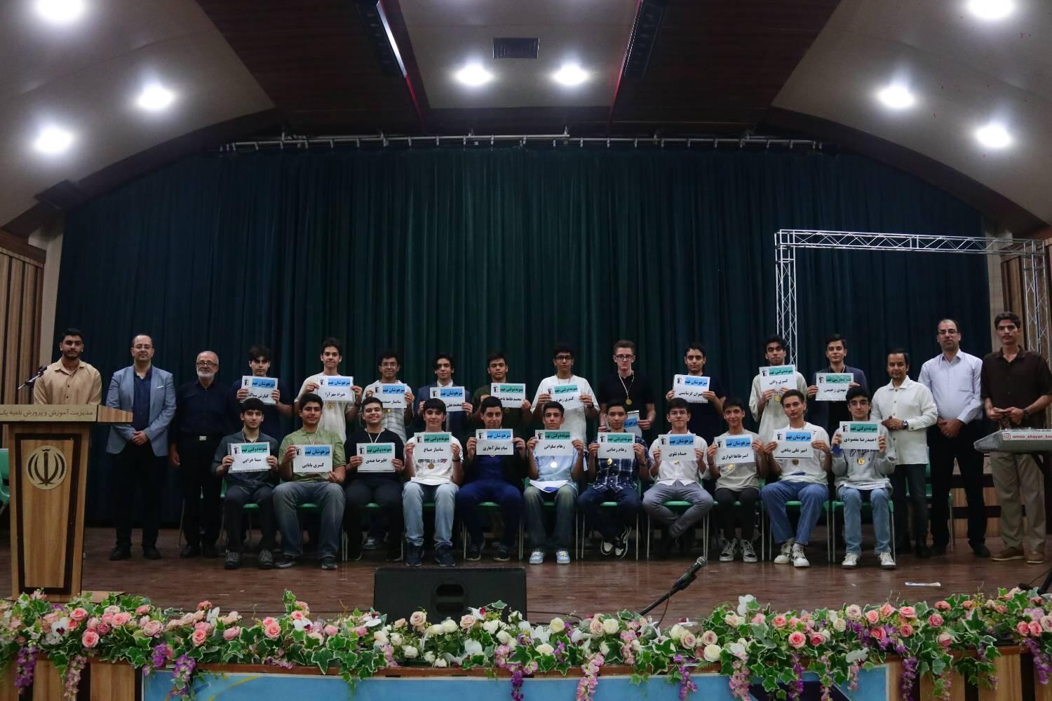دانش&zwnj;آموزان پسر پایه نهم در جشن نخبگان کوچک پژوهندگان علم